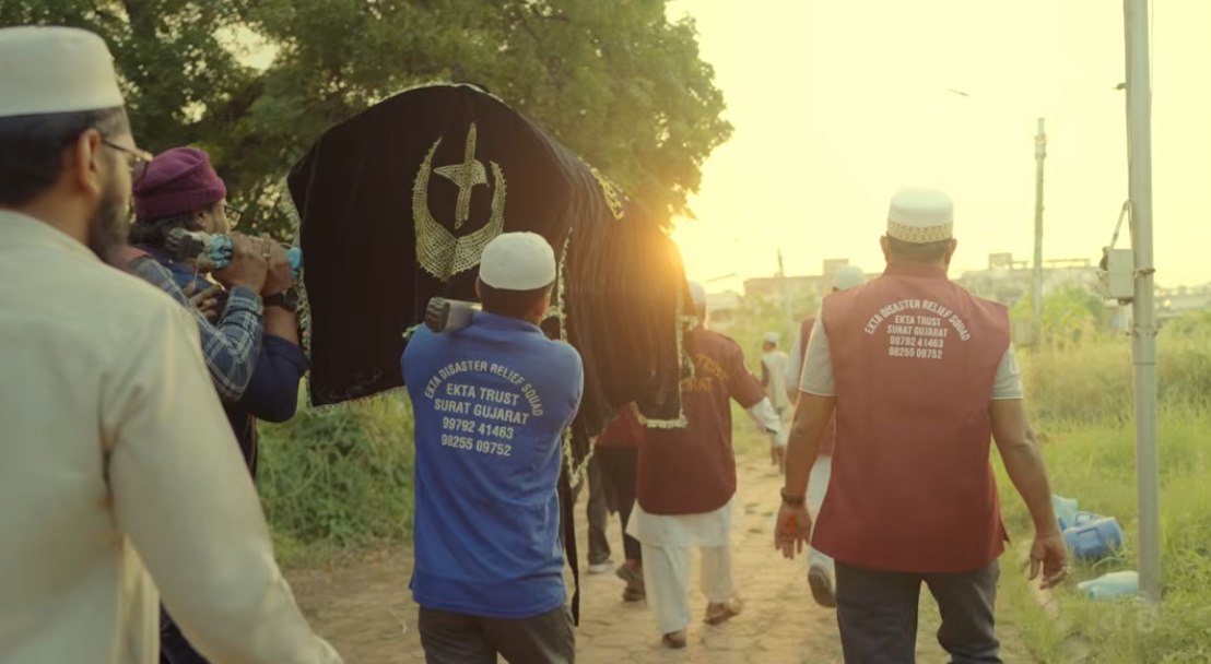 Ekta Trust volunteers carrying out respectful community service